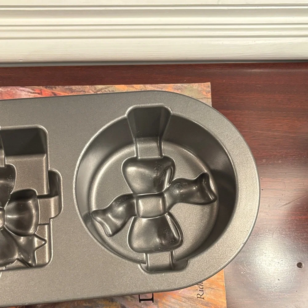Nordic Ware Silver Bow Gift Pretty Presents Cake Pan